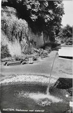 Hattem, Stadsmuur, waterval, bankje, vrouw, prullenbak, Verzamelen, Ansichtkaarten | Nederland, Verzenden, 1960 tot 1980, Gelopen