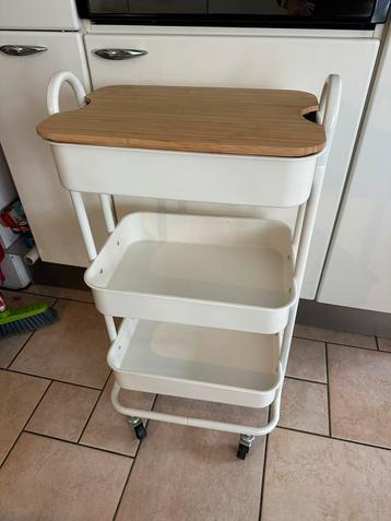 Handig rolrekje met drie niveaus en een houten blad. beschikbaar voor biedingen
