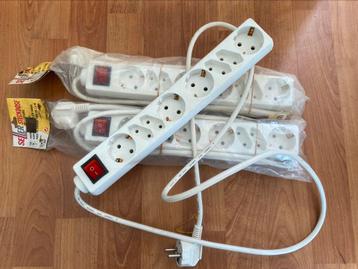 3 splinternieuwe witte stopcontacten geaard verlengsnoer beschikbaar voor biedingen