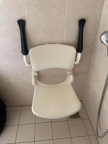 Douchestoel aan wand beschikbaar voor biedingen
