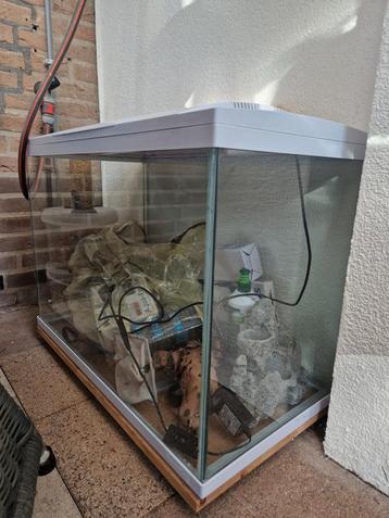 Mooi nieuw groot aquarium beschikbaar voor biedingen