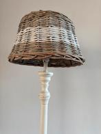 Staande lamp, houten witte voet, rieten kap, landelijk., Gebruikt, Ophalen of Verzenden, Landelijk, 150 tot 200 cm
