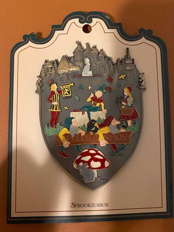 Grote sprookjesbos pin beschikbaar voor biedingen