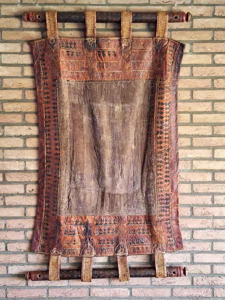 Tribale leder geborduurde babyhangmatwieg Perzisch Tibetaans, Antiek en Kunst, Antiek | Kleden en Textiel, Ophalen