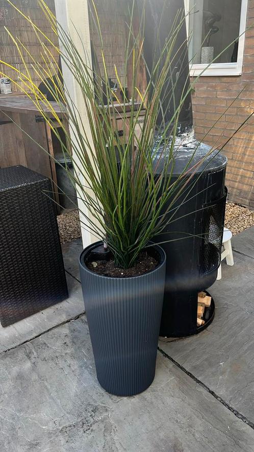 Grijze pot (met kunst siergras), Tuin en Terras, Bloempotten, Zo goed als nieuw, Kunststof, Binnen, Balkon, 40 tot 70 cm, 25 tot 40 cm