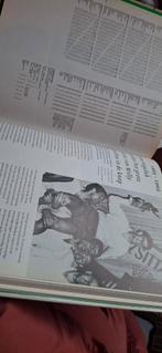 Voetbalboek - Om 't Spel en de Knikkers verkammen, Ophalen of Verzenden, Zo goed als nieuw