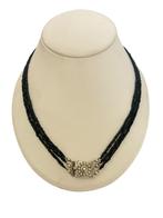 3rij-ig collier, antieke zwarte kralen en zilveren slot., Verzenden, Zilver, Ketting, Met edelsteen