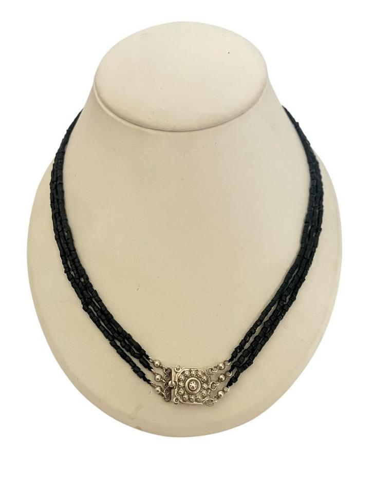 3rij-ig collier, antieke zwarte kralen en zilveren slot., Sieraden, Tassen en Uiterlijk, Antieke sieraden, Ketting, Zilver, Met edelsteen