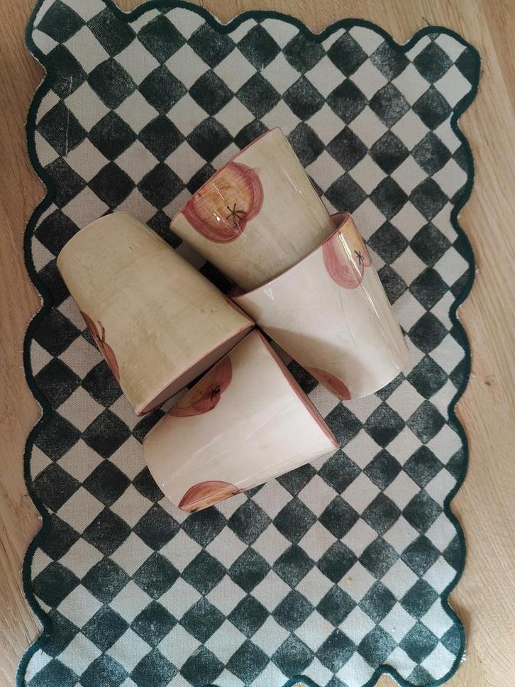 4 Handgeschilderde groen roze mugs nokjes koffie appeltjes, Huis en Inrichting, Keuken | Servies, Gebruikt, Kop(pen) en/of Schotel(s)