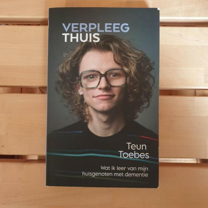 Teun Toebes - VerpleegThuis, Boeken, Overige Boeken, Zo goed als nieuw, Ophalen of Verzenden