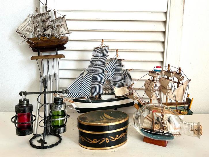 Verzameling maritiem modelschip doosje diorama windgong etc, Antiek en Kunst, Curiosa en Brocante, Ophalen
