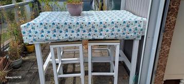 verhoogde tuintafel met 4 krukken beschikbaar voor biedingen