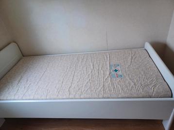 1 persoonsbed met bodem matras + nachtkastje 