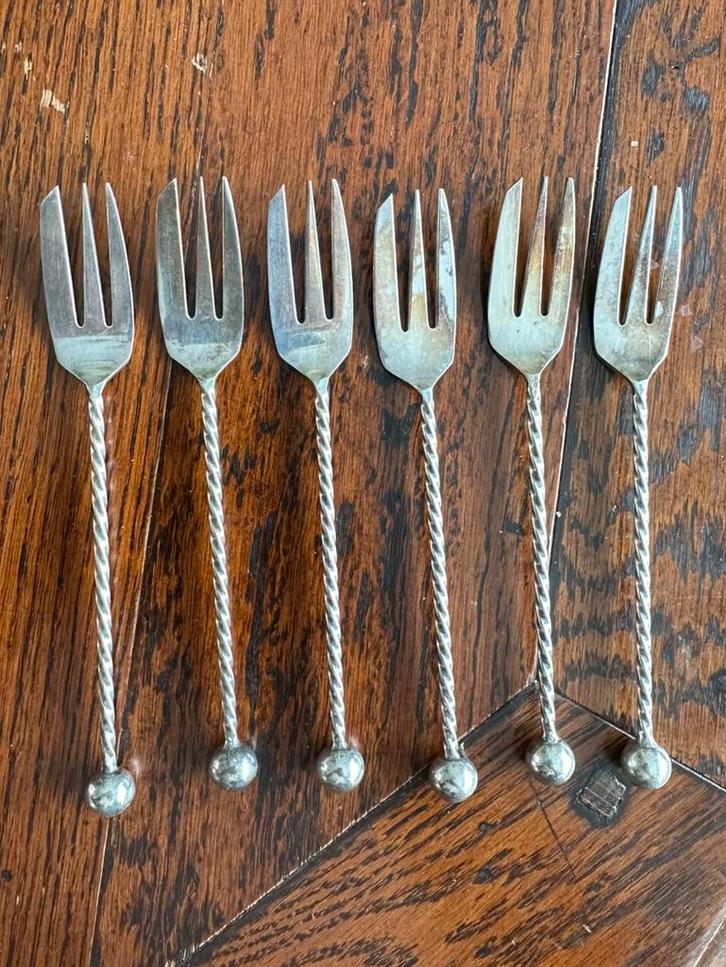 12 gebaksvorkjes verzilverd met getorste steel en stijlappel, Antiek en Kunst, Antiek | Bestek, Ophalen of Verzenden