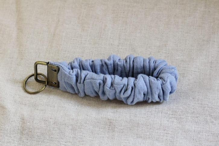 Scrunchie sleutelhanger accessoire lichtblauw hydrofiel, Verzamelen, Sleutelhangers, Nieuw, Overige typen, Ophalen of Verzenden