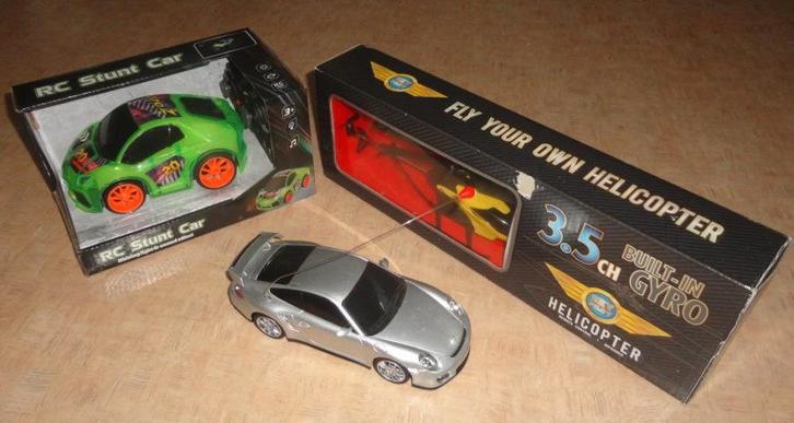 2x RC bestuurbare auto + helicopter in 1 koop € 12,50, Hobby en Vrije tijd, Modelbouw | Radiografisch | Auto's, Gebruikt, Auto onroad