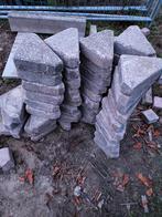 68 stuks Gebruikte driehoekige betonklinkers (mutsen), Tuin en Terras, Tegels en Klinkers, Ophalen, Gebruikt, Klinkers, 5 tot 10 m²
