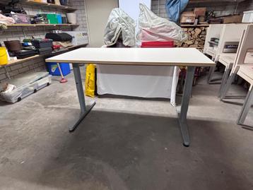 Net Wit IKEA Galant Bureau met Grijs onderstel - afbeelding 2