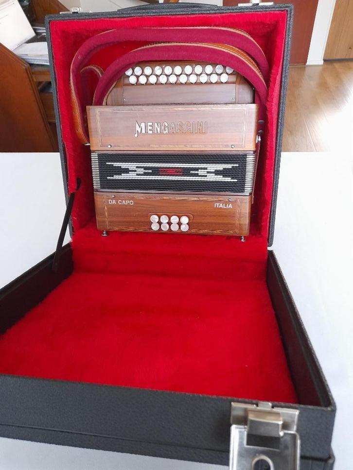 Mengascini Trekharmonica GC, Muziek en Instrumenten, Accordeons, Gebruikt, Overige formaten, Overige merken, Met koffer, Met riemen