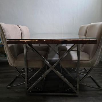 Eettafel met stoelen beschikbaar voor biedingen