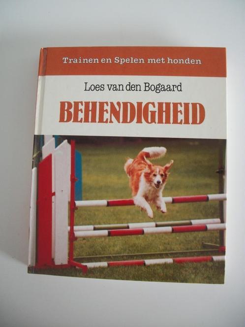 Behendigheid Trainen met Honden - Loes van den Bogaard zgan, Boeken, Dieren en Huisdieren, Zo goed als nieuw, Honden, Ophalen of Verzenden