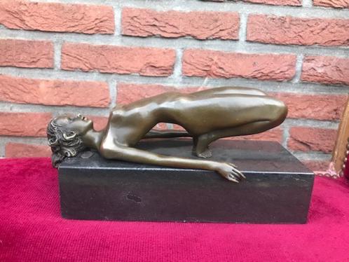 liggend naakt, stijlvolle erotica, brons en marmer, Antiek en Kunst, Kunst | Beelden en Houtsnijwerken, Ophalen of Verzenden