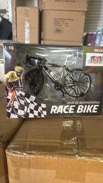 Race bike. 1:10. €2,50. Doos voor 24,99, Hobby en Vrije tijd, Modelbouw | Auto's en Voertuigen, Nieuw, Auto, Groter dan 1:32, Fiets