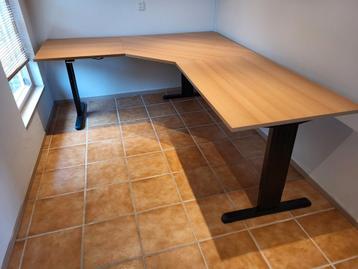 Hoekbureau - Zelf demonteren beschikbaar voor biedingen