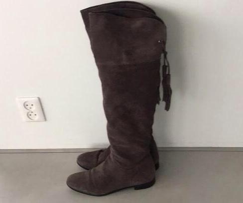 Bruin grijze suede laarzen tot over de knie maat 40, Kleding | Dames, Schoenen, Zo goed als nieuw, Hoge laarzen, Grijs, Ophalen of Verzenden