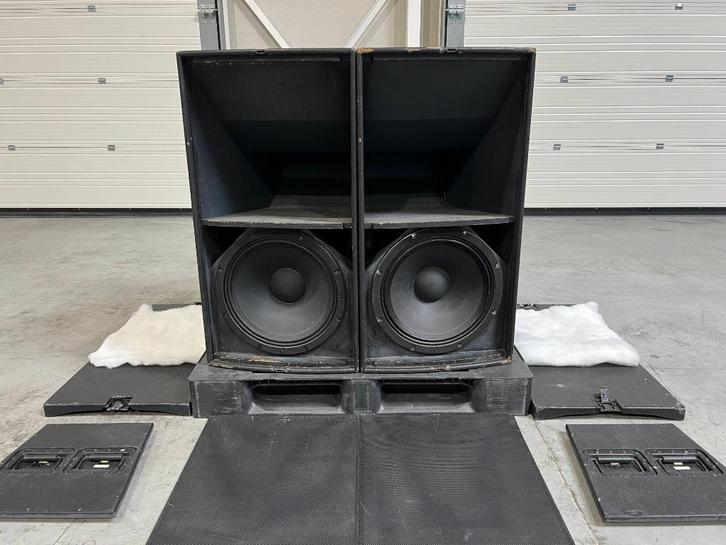 2x Martin Audio W8S 18"/15" sub incl. wheels incl. cover, Audio, Tv en Foto, Luidsprekers, Gebruikt, Subwoofer, 120 watt of meer
