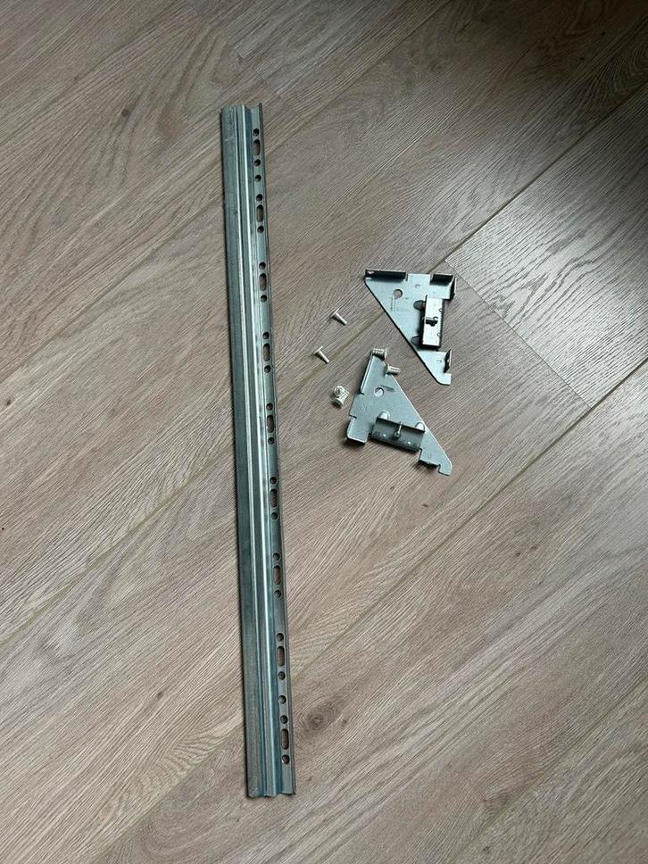 Ikea eket wandrail ophangsysteem voor kast 70 cm, Huis en Inrichting, Kasten | Wandmeubels, Zo goed als nieuw, Ophalen