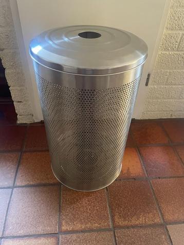 wasmand met deksel beschikbaar voor biedingen