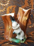 Oud Hornsea vaasje uit Engeland met boom en konijn 10,3 cm.