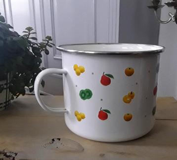 Witte kan - gedecoreerd met fruit en groente  beschikbaar voor biedingen