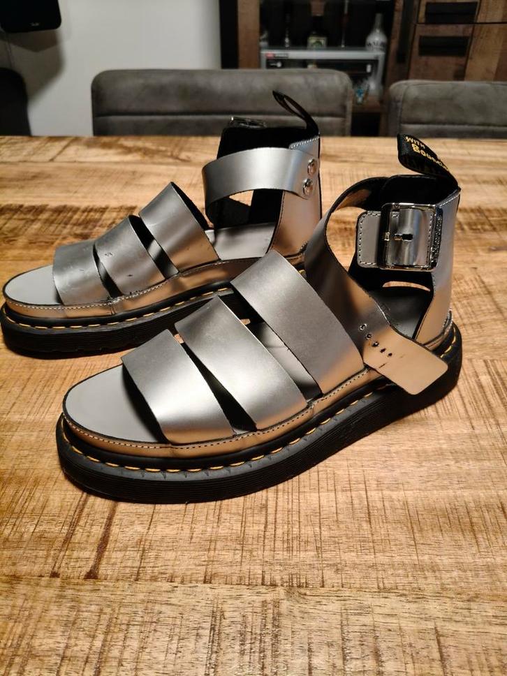 dr Martens sandalen Clarissa zilver 39, Kleding | Dames, Schoenen, Zo goed als nieuw, Sandalen of Muiltjes, Overige kleuren, Ophalen of Verzenden