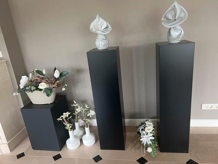 In Giessenburg! 3x Zwarte sokkels/zuilen, diverse hoogtes, Huis en Inrichting, Woonaccessoires | Zuilen en Pilaren, Zo goed als nieuw
