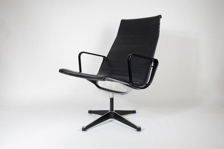 Eames EA 116 'triple black' Lounge Chair, by Herman Miller, Huis en Inrichting, Fauteuils, Gebruikt, Kunststof, Metaal, 50 tot 75 cm