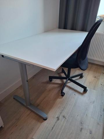 Wit bureau, in hoogte verstelbaar beschikbaar voor biedingen