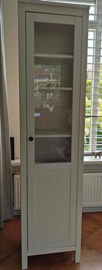 Ikea Hemnes Vitrinekast/boekenkast enkeldeurs, Huis en Inrichting, Kasten | Vitrinekasten, Ophalen, Zo goed als nieuw, 25 tot 50 cm