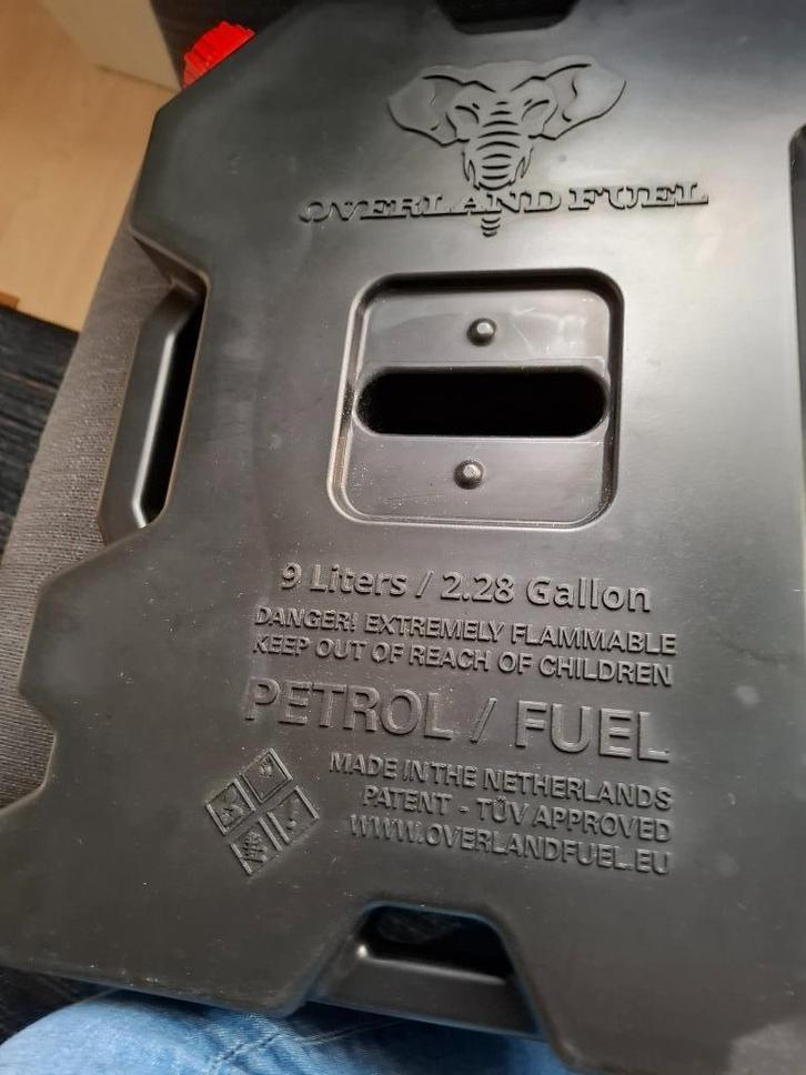 Overland lockable mount plus 1 Overland jerrycan (9 liter), Auto diversen, Overige Auto diversen, Ophalen
