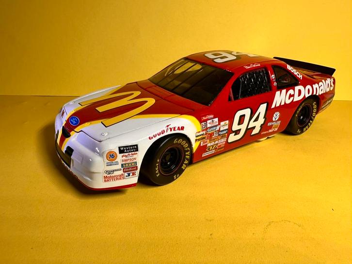 #94 McDonald's Ford T-Bird stock car, from Bill Elliott., Hobby en Vrije tijd, Modelauto's | 1:18, Zo goed als nieuw, ERTL, Ophalen of Verzenden