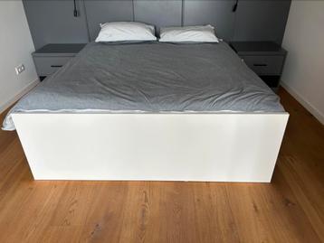 Bed gemaakt door meubelmaker met 2 nachtkastjes