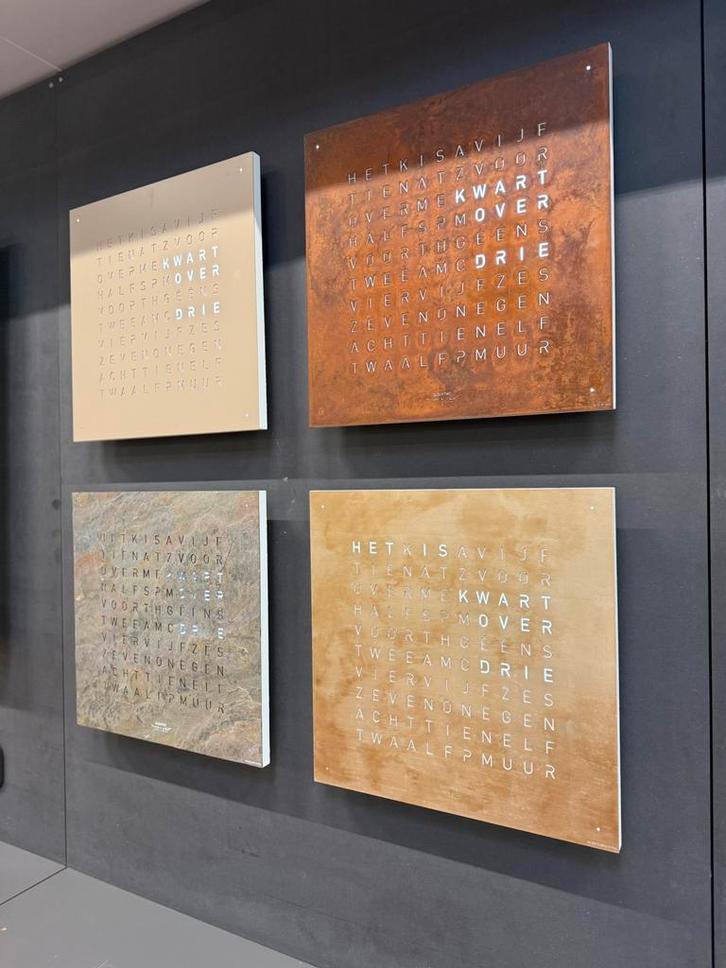 Nieuw Qlocktwo Silver & Gold Woordklok Design Klok 45 x 45, Huis en Inrichting, Woonaccessoires | Klokken, Nieuw, Wandklok, Digitaal