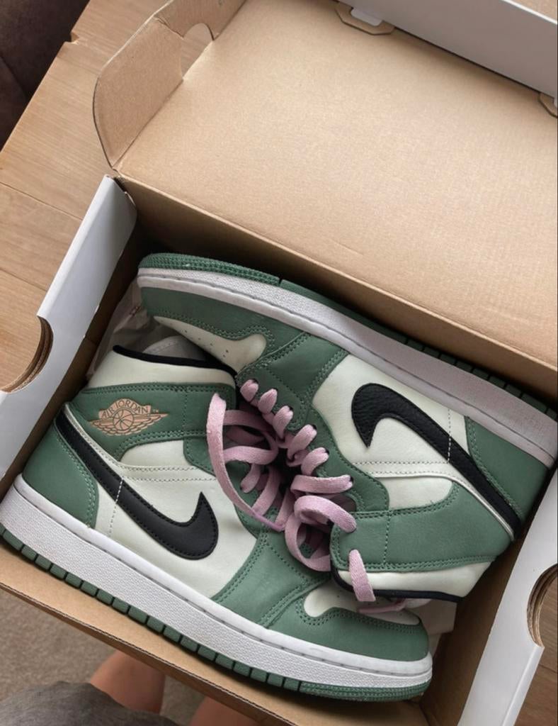 Groene Air Jordan 1 Mid maat 39 - Nieuwstaat!, Kleding | Dames, Schoenen, Ophalen of Verzenden, Zo goed als nieuw, Overige kleuren