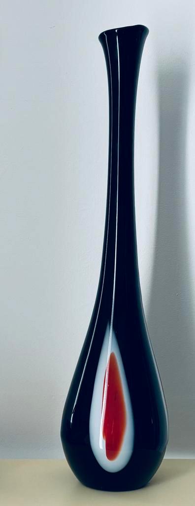 Murano slanke vaas zwart wit rood vintage 50er jaren, Antiek en Kunst, Kunst | Designobjecten, Ophalen