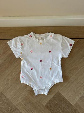 Witte oversized romper met bloemen, maat 80 / 86 beschikbaar voor biedingen