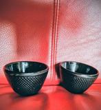 2 gietijzeren theekopjes Japan tetsubin zwart met dots, Overige materialen, Ophalen of Verzenden, Zo goed als nieuw, Overige stijlen