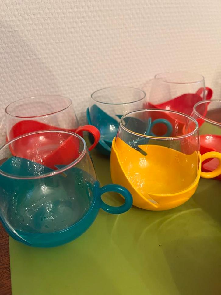 Theeglazen, 8 stuks, kleurrijk met houder, Verzamelen, Retro, Ophalen of Verzenden