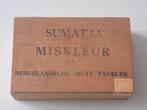 Samatra sigaren doos Miskleur, Verzamelen, Rookartikelen, Aanstekers en Luciferdoosjes, Ophalen of Verzenden, Gebruikt, Tabaksdoos of Verpakking