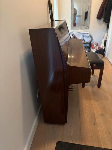 Piano met lichte aanslag + kruk beschikbaar voor biedingen